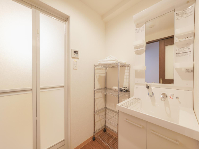 Bathroom 3, Cosmos Shintoshin, Naha