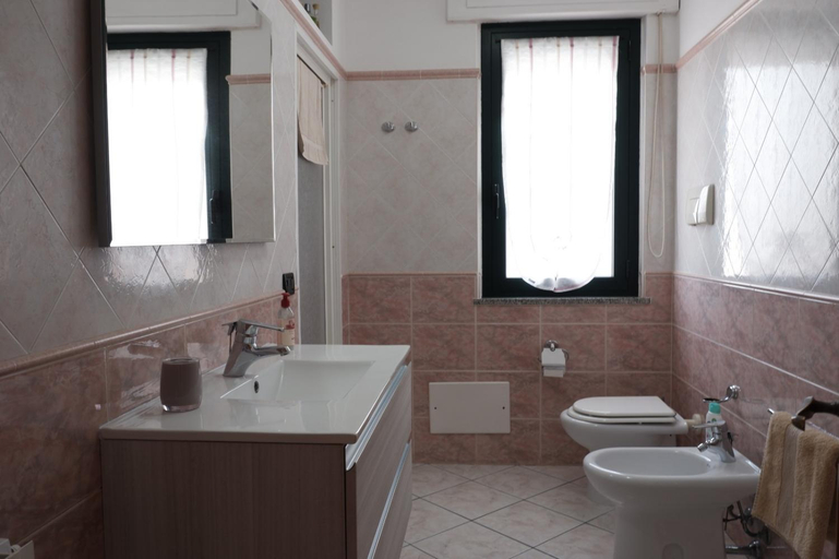 Bathroom 2, Casa DaCa, Oristano