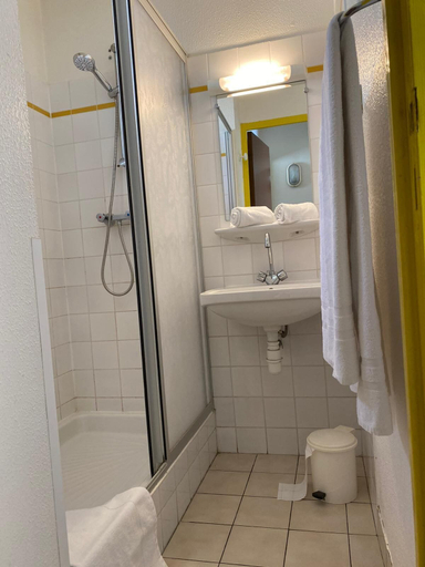 Bathroom 3, VVF Fouesnant Les Glénan, Finistère