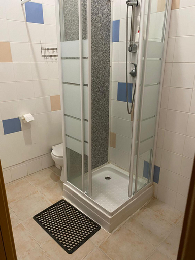 Bathroom 2, Garden Hostel, Aveiro
