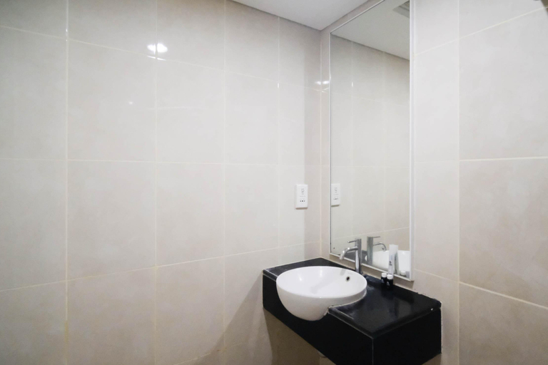 Bathroom 5, Strategic and Comfy 2BR Apartment at Trillium Residence By Travelio, Surabaya