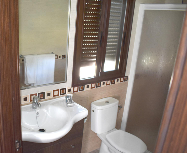 Bathroom 2, Iznajar Suites, Córdoba