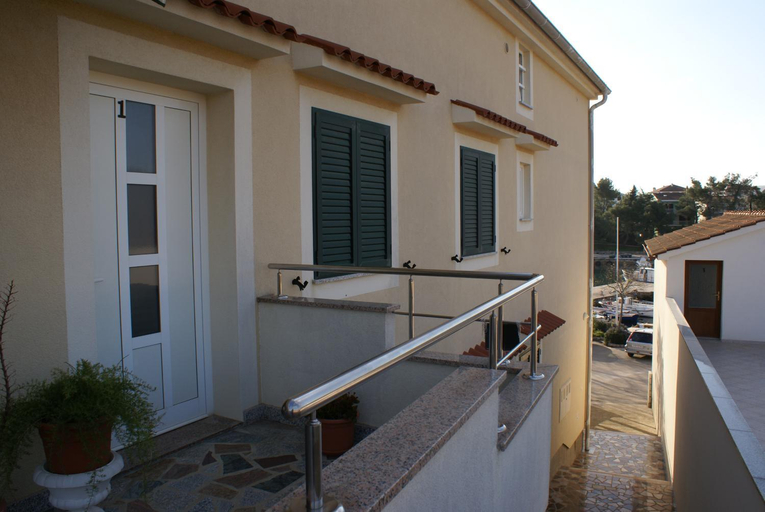 Others 2, Apartments Robert, Malinska-Dubašnica
