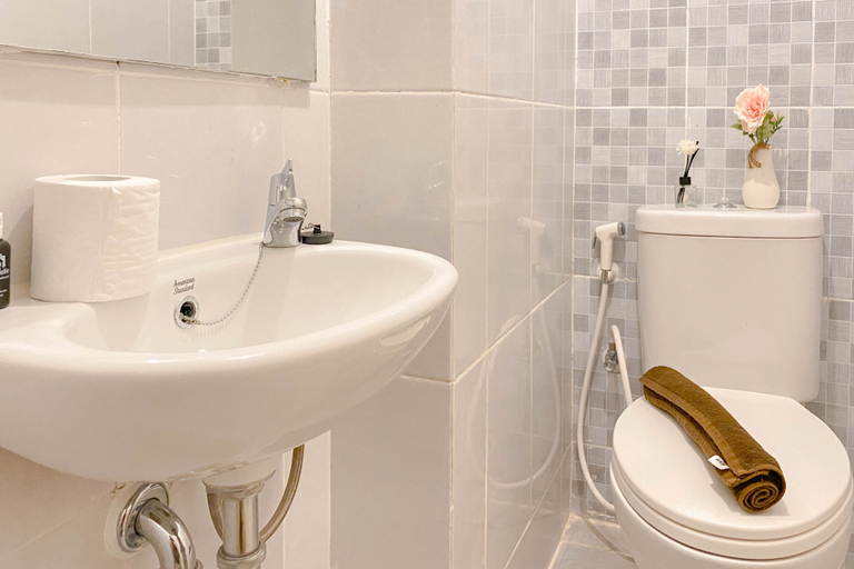 Bathroom 5, Comfort Living Studio Tokyo Riverside PIK 2 Apartment By Travelio, Tangerang