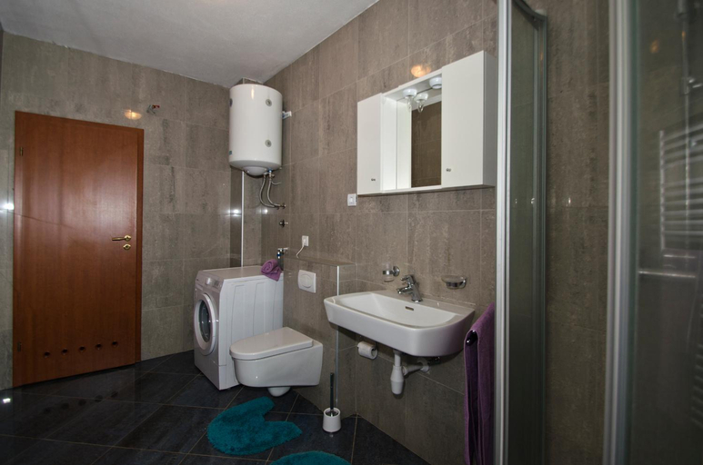 Others 5, Rooms Leda, Vrlika