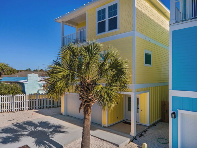 Exterior & Views 1, Modern One Bedroom Lockout, Bay