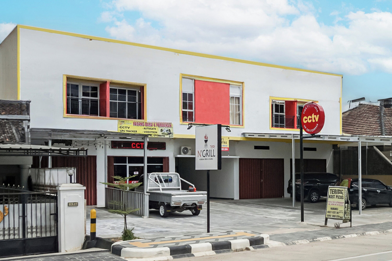 Exterior & Views 2, Hotel O Guest House Riharti Syariah, Bandar Lampung