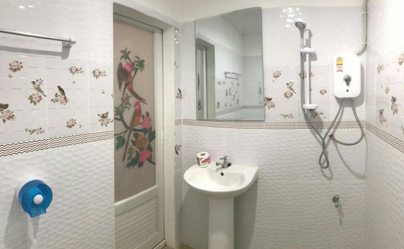 Bathroom 3, Tamruethai house, San Sai