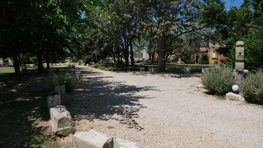 View 2, MAS MAURANE-Roulotte avec SPA prive aux portes d'ARLES, Bouches-du-Rhône