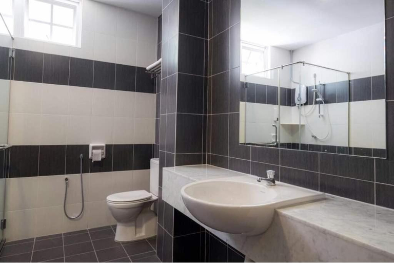 Bathroom 3, 6, Persiaran Tanjung Bunga 3, Penang Island