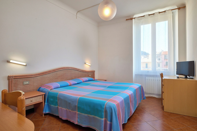 Bedroom 5, Hotel Garibaldi, Savona