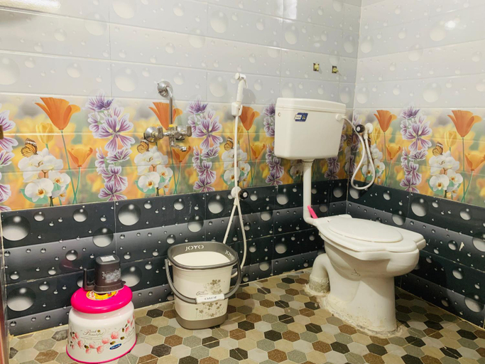 Bathroom 3, Dandeli Crocodile Valley Homestay, Uttara Kannada