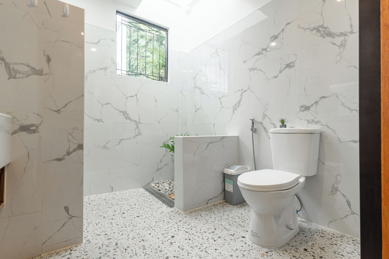 Bathroom 5, E L Westensee Resort, Dauis
