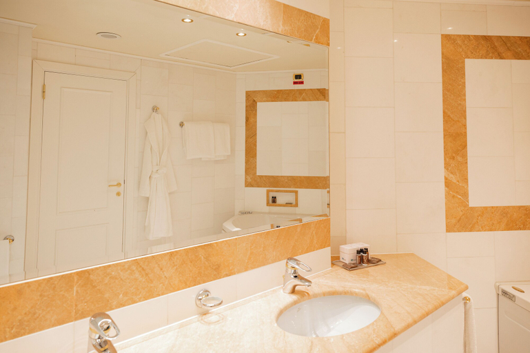 Bathroom 5, Royal Hotel Carlton, Bologna