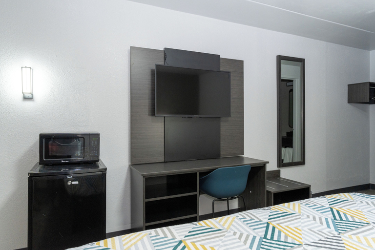 Bedroom 2, Motel 6 Cincinnati, OH, Hamilton