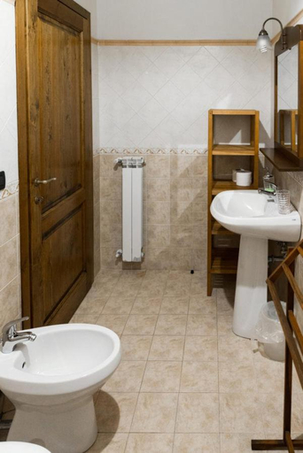 Bathroom 1, Villa di Papiano, Pistoia