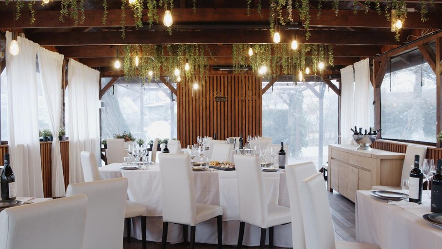 Food & Drinks 4, Casa Colinelor, Urlati