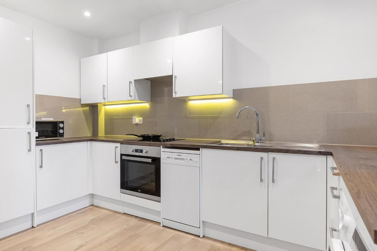 Others 5, Spacious Clapham Apartments, London