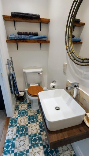 Bathroom 2, Clarence House Apartments, Isle of Wight
