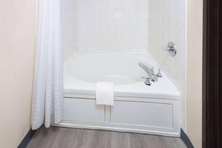 Bathroom 4, McHenry Inn, McHenry
