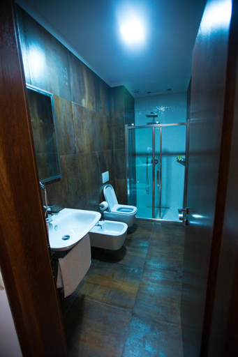 Bathroom 3, Hotel Palma, Krujës