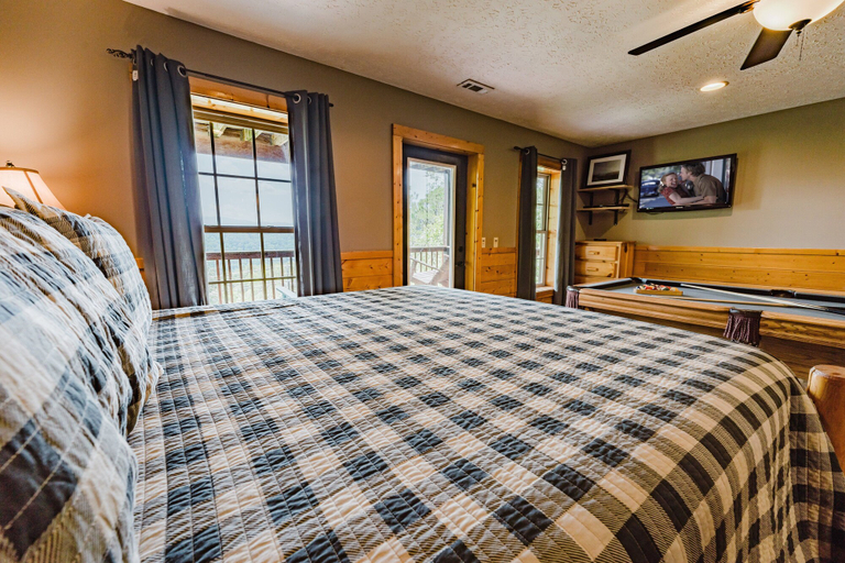 Bedroom 2, Ain't No Mountain High Enough, Sevier