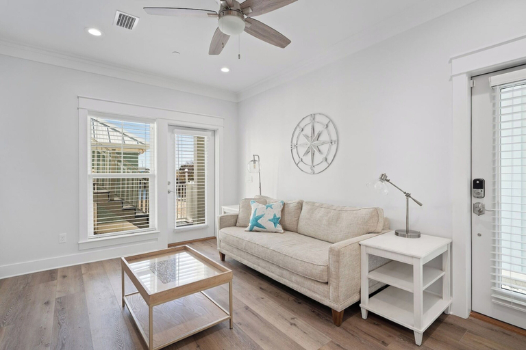 Others 5, Modern One Bedroom Lockout, Bay