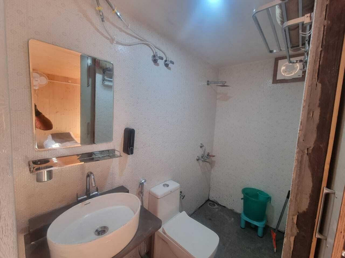 Bathroom 5, Aikyam Cottages and Camps, Kullu