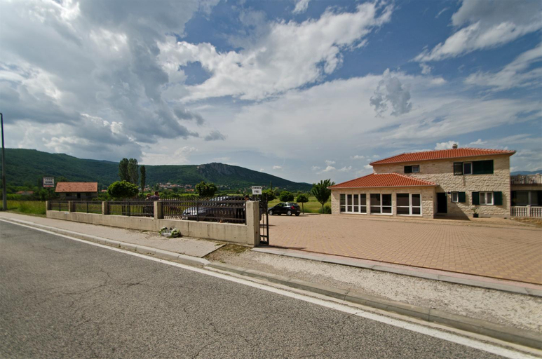 Others 3, Rooms Leda, Vrlika