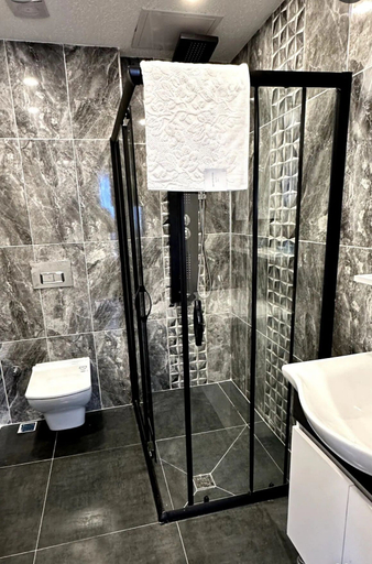 Bathroom, The Port Palace Otel, Beyoğlu