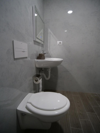 Bathroom 2, Hanna & Solei Hotel, Beratit