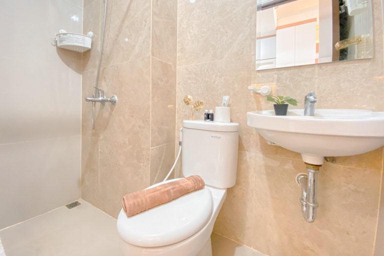 Bathroom 5, Good Deal and Comfy Studio at Transpark Cibubur Apartment By Travelio, Depok
