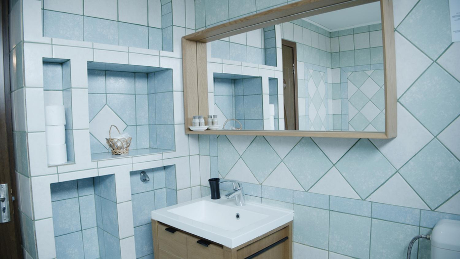 Bathroom 3, Casa Colinelor, Urlati