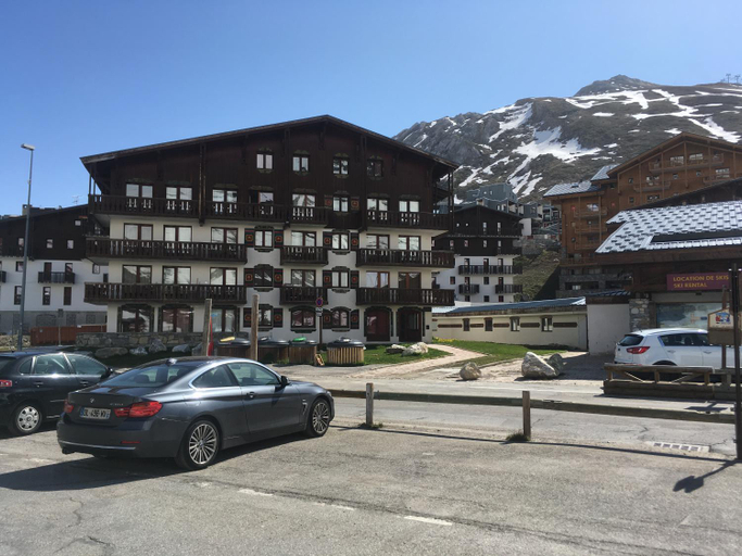 Exterior & Views