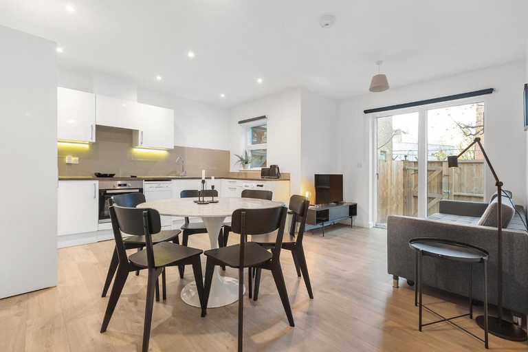Others 4, Spacious Clapham Apartments, London