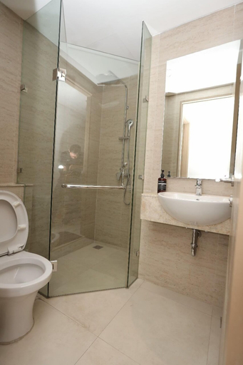 Bathroom 5, PIK GOLD COAST By All Property, Jakarta Utara