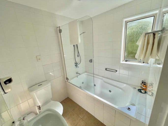 Bathroom 4, Amalfi Motor Lodge, Christchurch