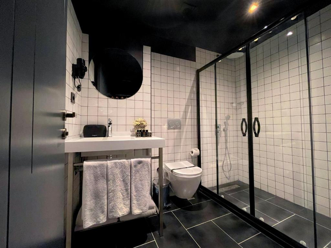 Bathroom 5, Weingart Istanbul, Beyoğlu