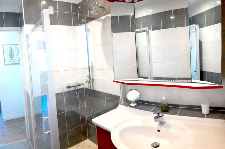 Bathroom, Maison a 30m de la plage avec grand jardin, Côtes-d'Armor