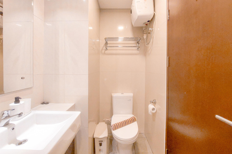 Bathroom 5, Chic 2BR at M-Town Signature Apartment By Travelio, Tangerang