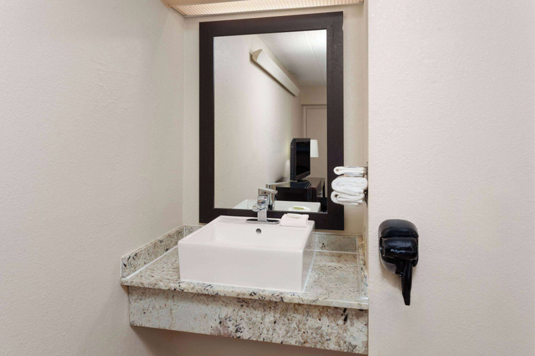 Bathroom 4, Travelodge by Wyndham Peoria, Peoria