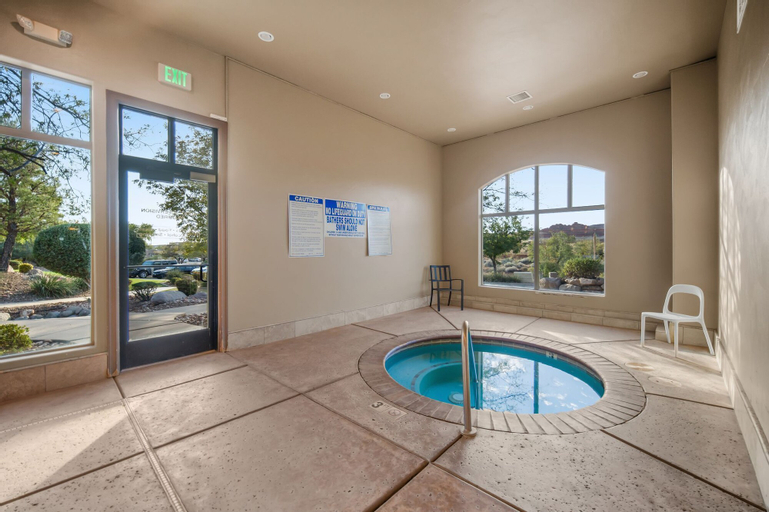 Sport & Beauty 3, Poolside Retreat Directly Across From Pool!, Washington