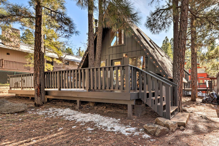 Modern Munds Park Cabin with Deck Hike, Bike and Ski!, Coconino