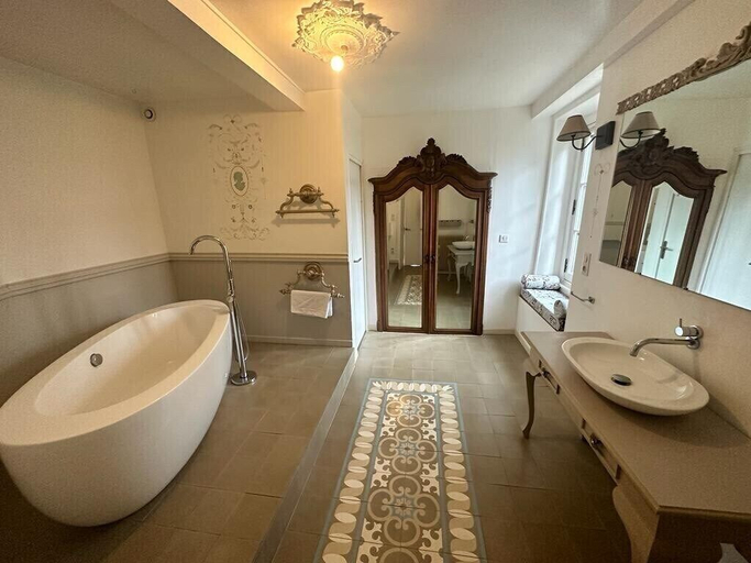 Bathroom 3, Chateau du Serpolet, Puy-de-Dôme