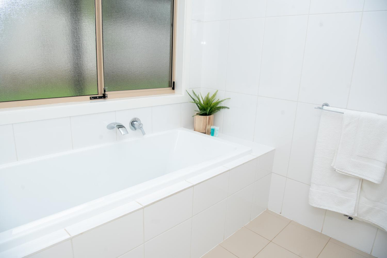 Bathroom 2, Triple Creek Guest House - Barossa Region, Light