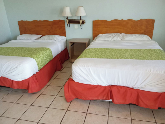 Bedroom 2, Dixie Plaza hotel, Claiborne