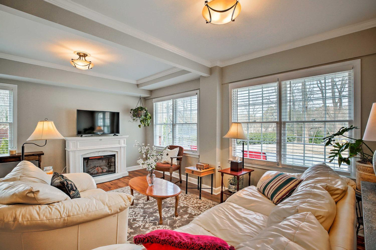 Cheery Cottage with Yard Less Than 1 Mile to Marietta Square, Cobb
