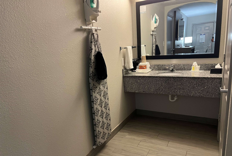 Bathroom 4, Days Inn by Wyndham Wagoner, Wagoner