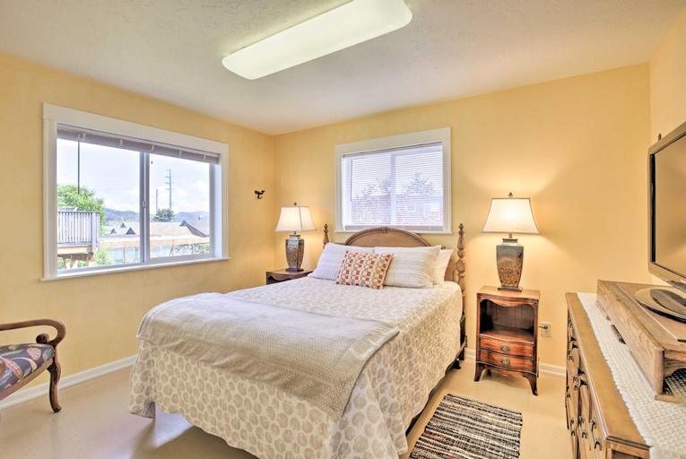 Bedroom 2, Waldport Townhome with Dog Run on Alsea Bay!, Lincoln