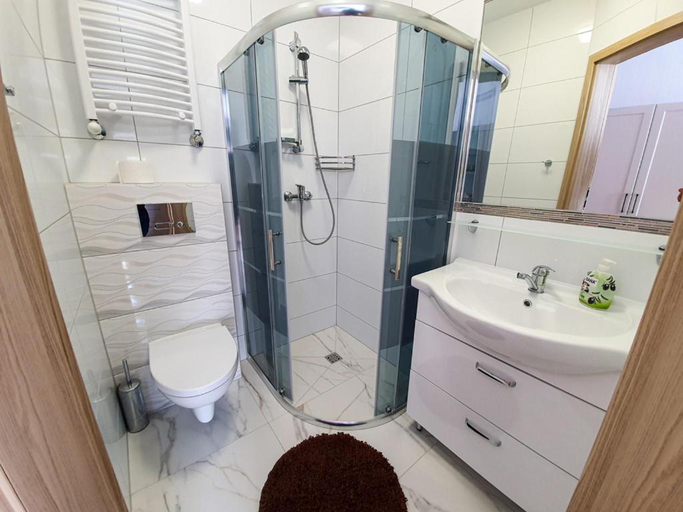 Bathroom 3, Villa Roza pokoje & apartamenty, Lębork